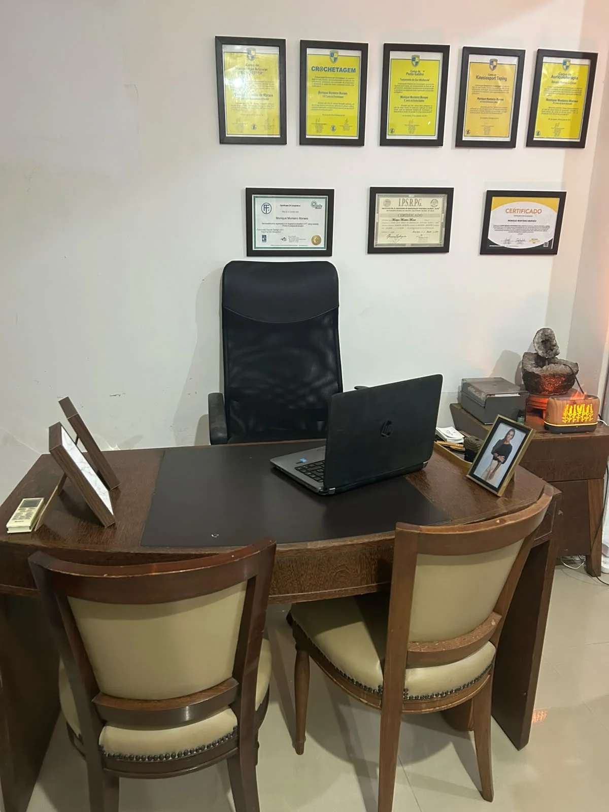 Mesa de atendimento e espaço para a conversa inicial no consultório