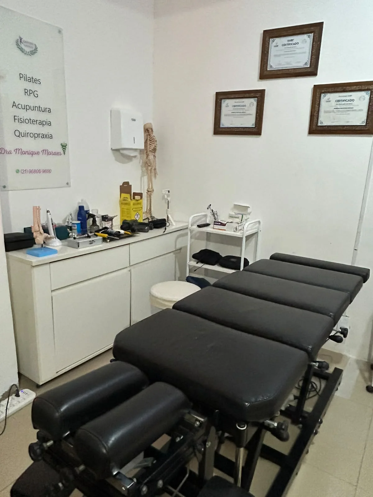 Detalhe da maca e da bancada da sala de fisioterapia